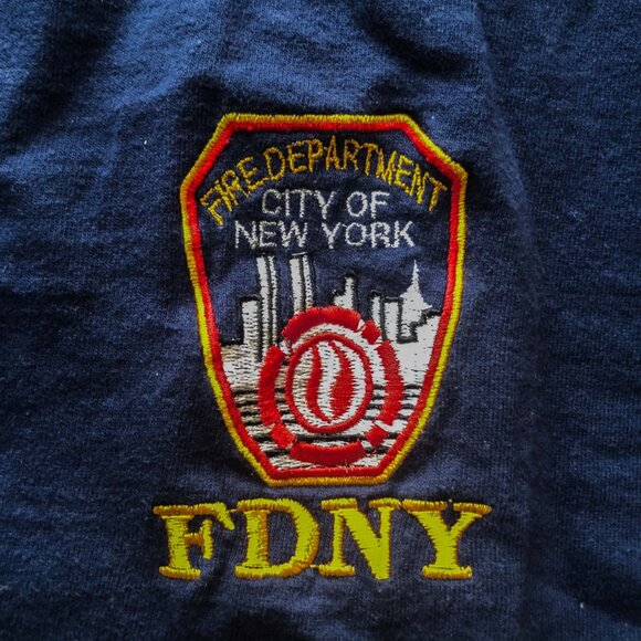 New York Fire Dept. embroidered logo Fruit of the Loom tee Large + free keychain - Picture 3 of 4